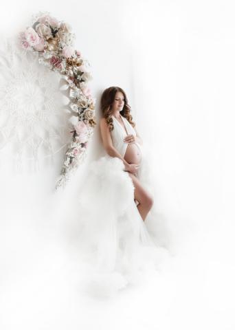 Helles und lichtdurchflutetes Babybauch-Fotoshooting