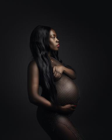 Modisch inspiriertes Babybauch-Fotoshooting