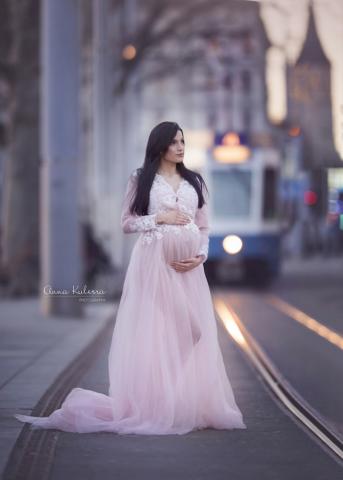 schwangerschaft fotografie mit tram in stadt zürich